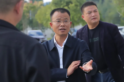 新晃縣委常委、縣委政法委書(shū)記楊海濱到我校視察、指導(dǎo)學(xué)校工作